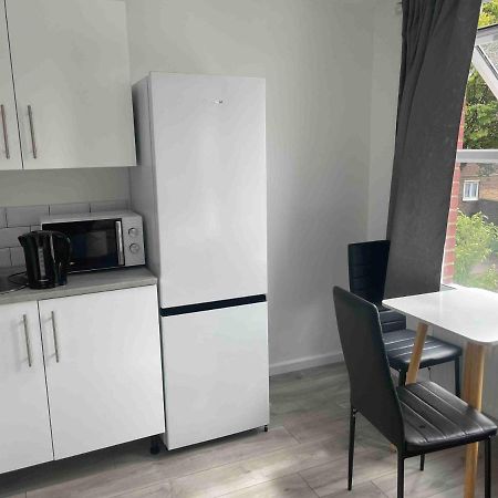 Studio Flat Private Shower Wc And Kitchenette Лондон Екстериор снимка