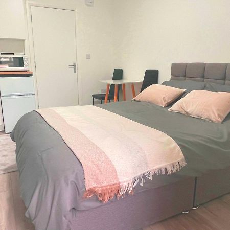 Studio Flat Private Shower Wc And Kitchenette Лондон Екстериор снимка
