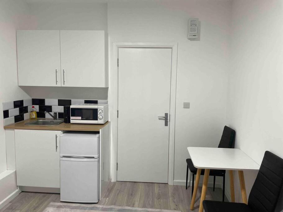 Studio Flat Private Shower Wc And Kitchenette Лондон Екстериор снимка