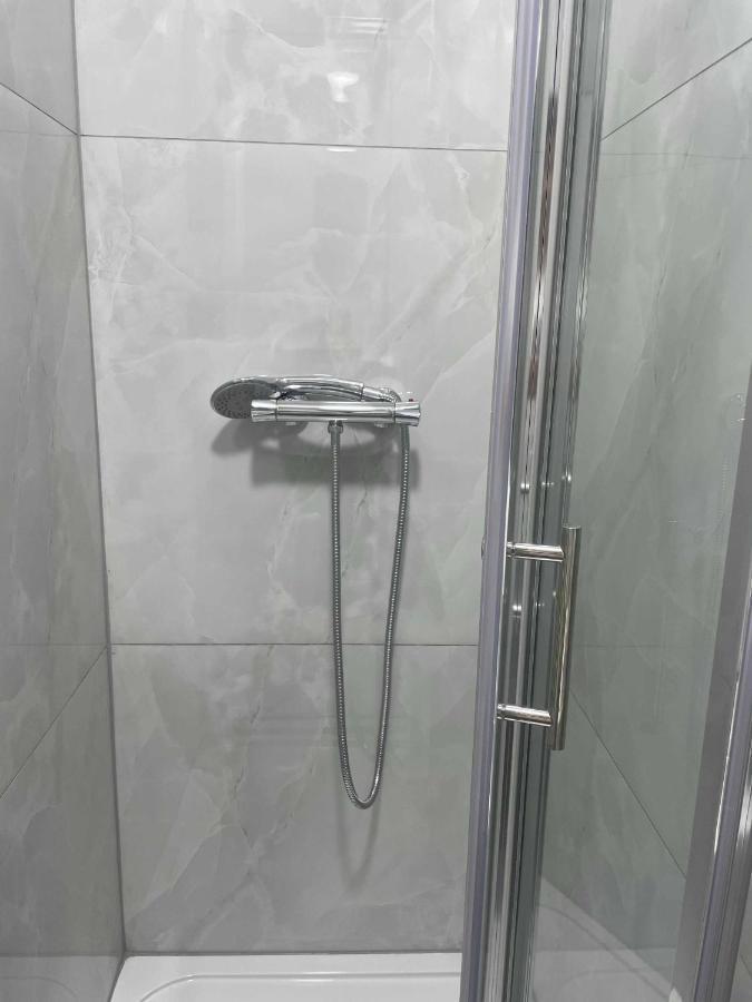 Studio Flat Private Shower Wc And Kitchenette Лондон Екстериор снимка