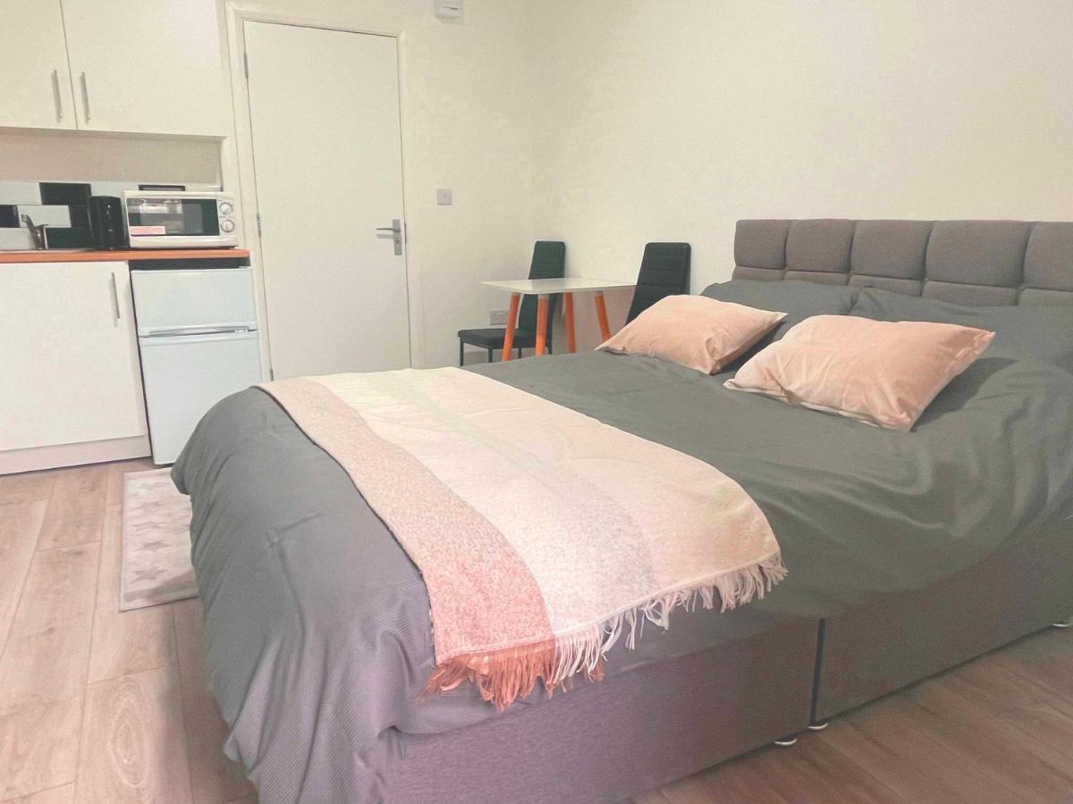 Studio Flat Private Shower Wc And Kitchenette Лондон Екстериор снимка